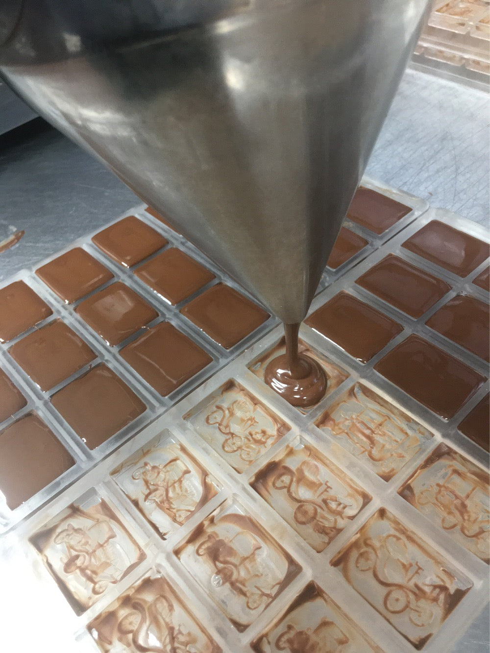 【限定生産】クラシックカーコレクション ベルギー産クーベルチュールチョコの利きチョコセット